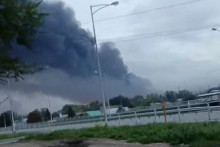 Dym stúpa z požiaru v ropnej rafinérii po útoku ukrajinského dronu v Samare. FOTO: Reuters