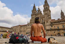 Vveriaci a turisti oddychujú pred katedrálou v meste Santiago de Compostela na severozápade Španielska. FOTO: TASR/AP