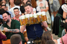 Zlatý mok začína na pivnom festivale Oktoberfeste tiecť prúdom. FOTO: Reuters