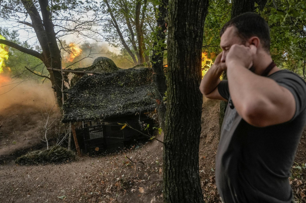 Ukrajinskí vojaci strieľajú na ruské jednotky v Doneckej oblasti. FOTO: Reuters