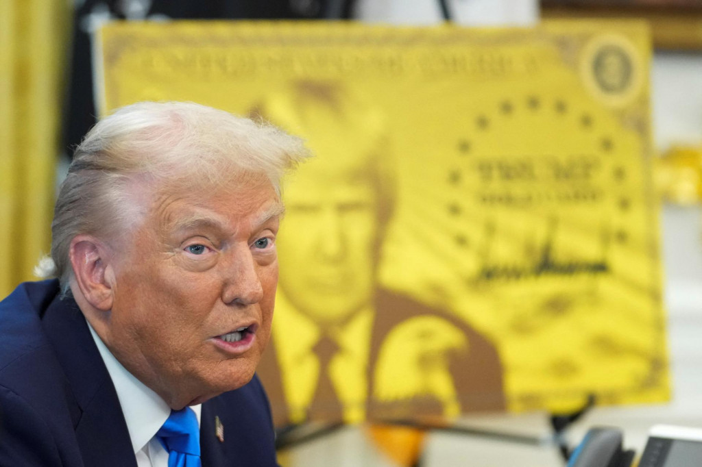 Americký prezident Donald Trump vedľa nápisu „Trumpova zlatá karta“. FOTO: Reuters