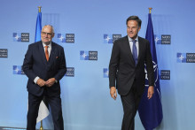 Na snímke Estónsky prezident Alar Karis (vľavo) a generálny tajomník NATO Mark Rutte. FOTO: TASR/AP