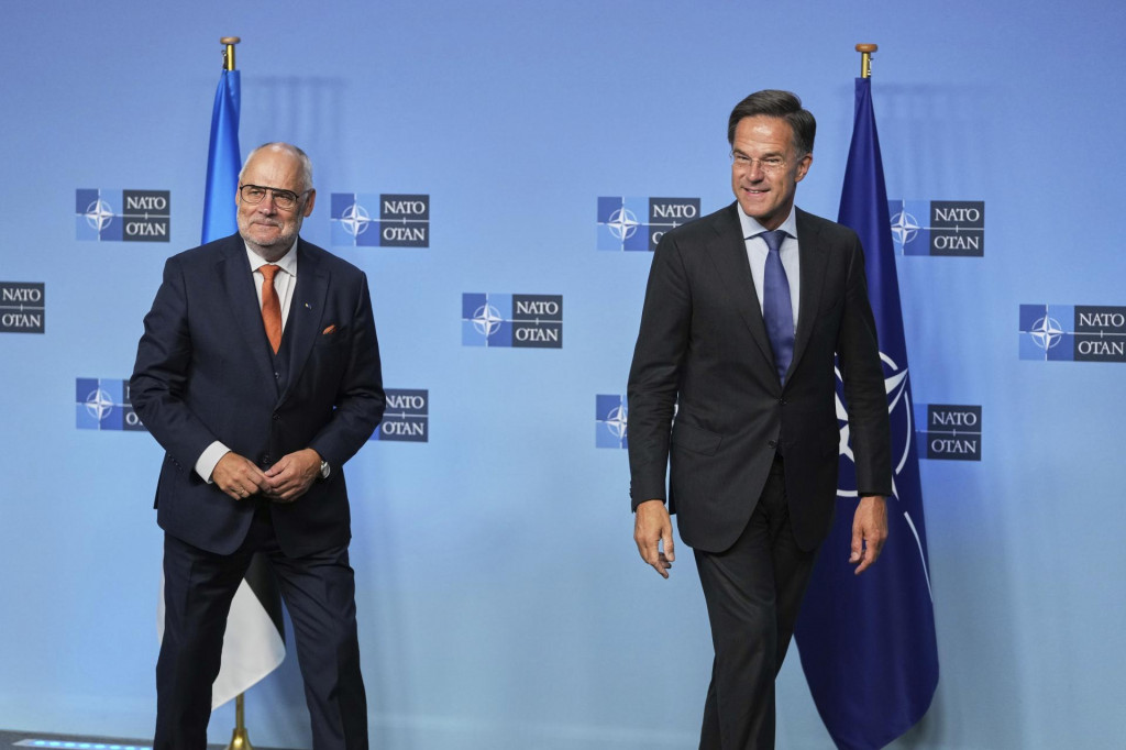 Na snímke Estónsky prezident Alar Karis (vľavo) a generálny tajomník NATO Mark Rutte. FOTO: TASR/AP