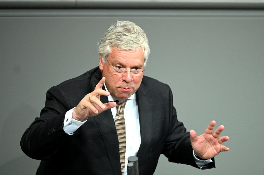 Na archívnej snímke poslanec Jürgen Hardt (CDU). Prominentný člen nemeckého parlamentu nadhodil možnosť zostrelenia ruských stíhacích lietadiel nad územím aliancie. FOTO: TASR/DPA