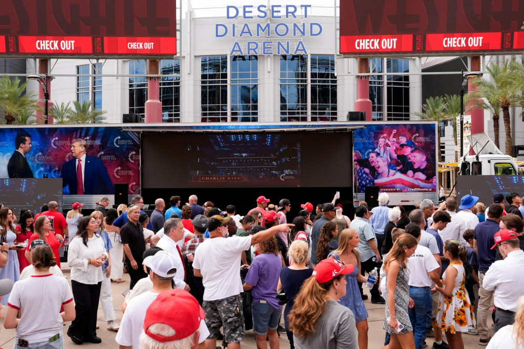 V arizonskom Glendale, kde sa koná posledná rozlúčka so zastreleným konzervatívnym aktivistom Charliem Kirkom, sa schádzajú ľudia. FOTO: REUTERS