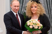 Ruský prezident Vladimir Putin a ruská popová superstar Alla Pugačovová. FOTO: TASR/AP