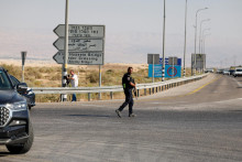 Útočníkom bol podľa izraelskej televízie Kešet 12 Jordánčan, ktorý prišiel na priechod Allenby v kamióne s nákladom humanitárnej pomoci smerujúcim do palestínskeho Pásma Gazy. FOTO: REUTERS
