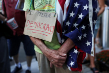 Protest pred sídlom spoločnosti Walt Disney, deň po tom, čo televízia ABC, ktorú vlastní Walt Disney, oznámila, že stiahne z vysielania reláciu „Jimmy Kimmel Live!“ kvôli vyhrážkam šéfa najvyššieho amerického regulátora komunikácií a Kimmelovým komentárom k atentátu na pravicového influencera Charlieho Kirka. FOTO: Reuters