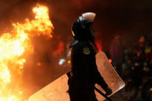 Skupinky demonštrantov hádzali na políciu kamene či zápalné fľaše, na čo tá reagovala slzotvorným plynom. FOTO: REUTERS