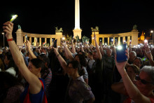 Protestujúci v Budapešti. FOTO: Reuters