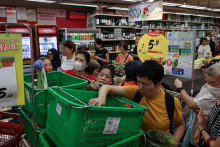 Obyvatelia Hongkongu v Číne sa zásobujú v supermarkete, aby sa pripravili na blížiaci sa tajfún Ragasa. FOTO: REUTERS