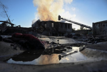 Hasič pracuje na mieste súkromného podniku poškodeného počas ruského leteckého útoku v Záporožskej oblasti. FOTO: REUTERS
