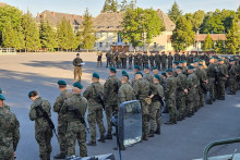 Podľa vekových kategórií najväčšiu ochotu brániť krajinu prejavujú ľudia vo veku 30 až 49 rokov, kde kladnú odpoveď uviedlo približne 60 percent opýtaných. FOTO: REUTERS