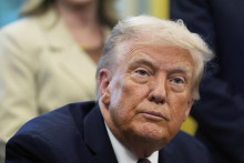 Donald Trump podpíše exekutívne nariadenie, ktoré schváli dohodu o odpredaji amerických operácií TikToku ako zlučiteľnú s legislatívou z roku 2024. FOTO: TASR/AP