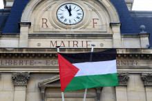 Palestínska vlajka veje pri fasáde radnice v Saint-Ouen neďaleko Paríža vo Francúzsku. FOTO: REUTERS