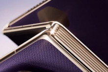 Napriek sankciám Huawei ukazuje, že v mobiloch hrá stále extraligu. Po roku predstavil druhú generáciu svojej trojskladačky, kým konkurencia zatiaľ reagovať nedokázala. A tentoraz už netají ani procesor, ktorým sa mu darí sankcie obchádzať.