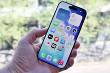 Nov&yacute; iPhone Air naplno sp&uacute;&scaron;ťa m&oacute;du veľmi tenk&yacute;ch smartf&oacute;nov. T&yacute;m si m&ocirc;žeme byť ist&iacute;. Hoci tenk&aacute; kon&scaron;trukcia prin&aacute;&scaron;a určit&eacute; kompromisy vo v&yacute;bave, Apple celkovo pr&iacute;stroj skvele premyslel a na&scaron;e prv&eacute; dojmy z novinky s&uacute; skutočne skvel&eacute;.