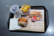 V Moskve a okolí sa v nedeľu znovu otvorilibývalé reštaurácie reťazca McDonald‘s. Majú iného majiteľa a nesú nový názov Vkusno & točka (Chutne & bodka). FOTO: Reuters