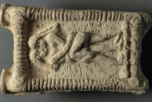 Babylonská hlinená tabuľka zobrazujúca nahý pár bozkávajúci sa.1800 pred Kr.