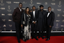 Víťaz Zlatej lopty Ousmane Dembele pózuje s rodinou. FOTO: REUTERS