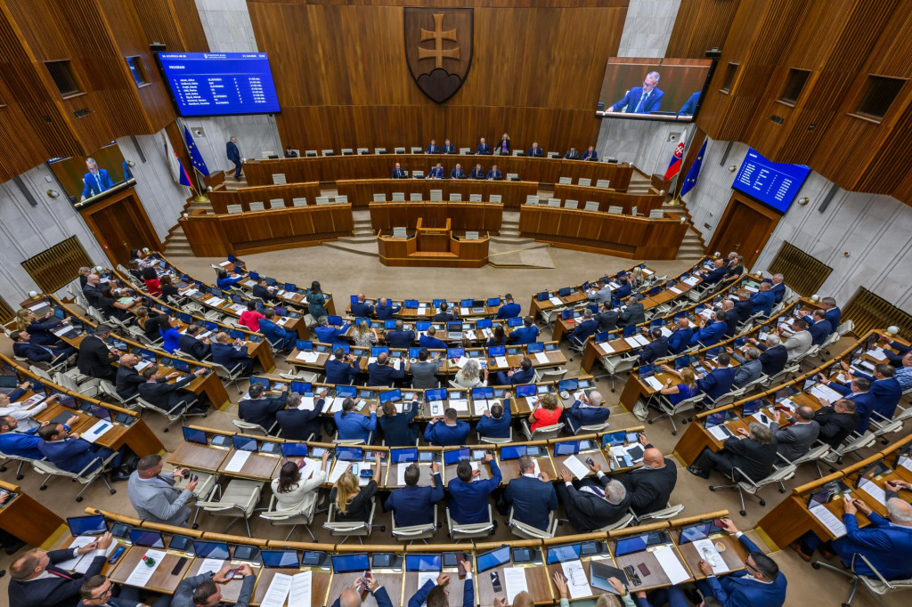Hospodársky výbor Národnej rady schválil koaličný návrh na zmrazenie platov poslancov. FOTO: TASR/Jaroslav Novák