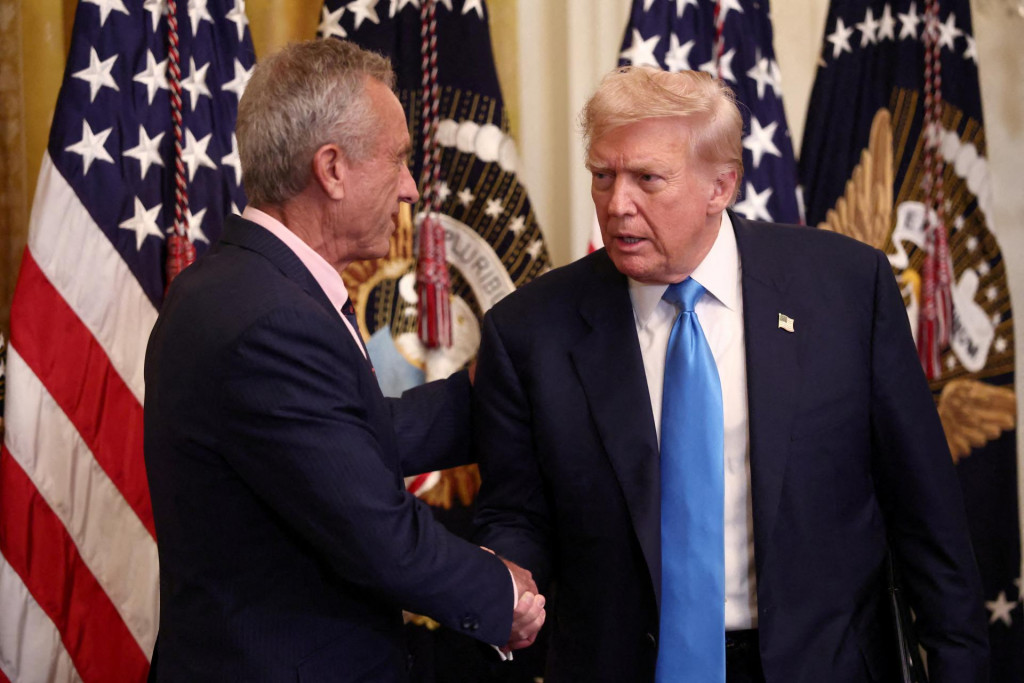 Americký prezident Donald Trump a americký minister zdravotníctva Robert F. Kennedy mladší. FOTO: REUTERS