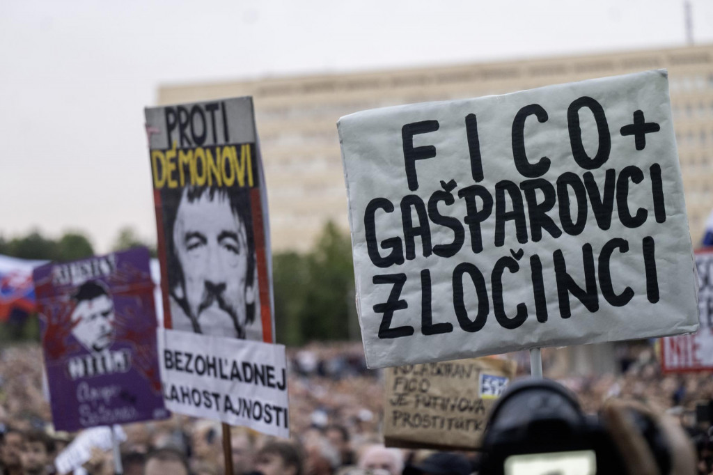 Na snímke transparenty počas protestu opozičného hnutia Progresívne Slovensko proti konsolidácii v Bratislave