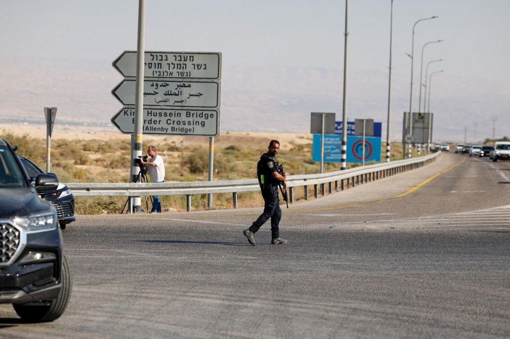 Útočníkom bol podľa izraelskej televízie Kešet 12 Jordánčan, ktorý prišiel na priechod Allenby v kamióne s nákladom humanitárnej pomoci smerujúcim do palestínskeho Pásma Gazy. FOTO: REUTERS