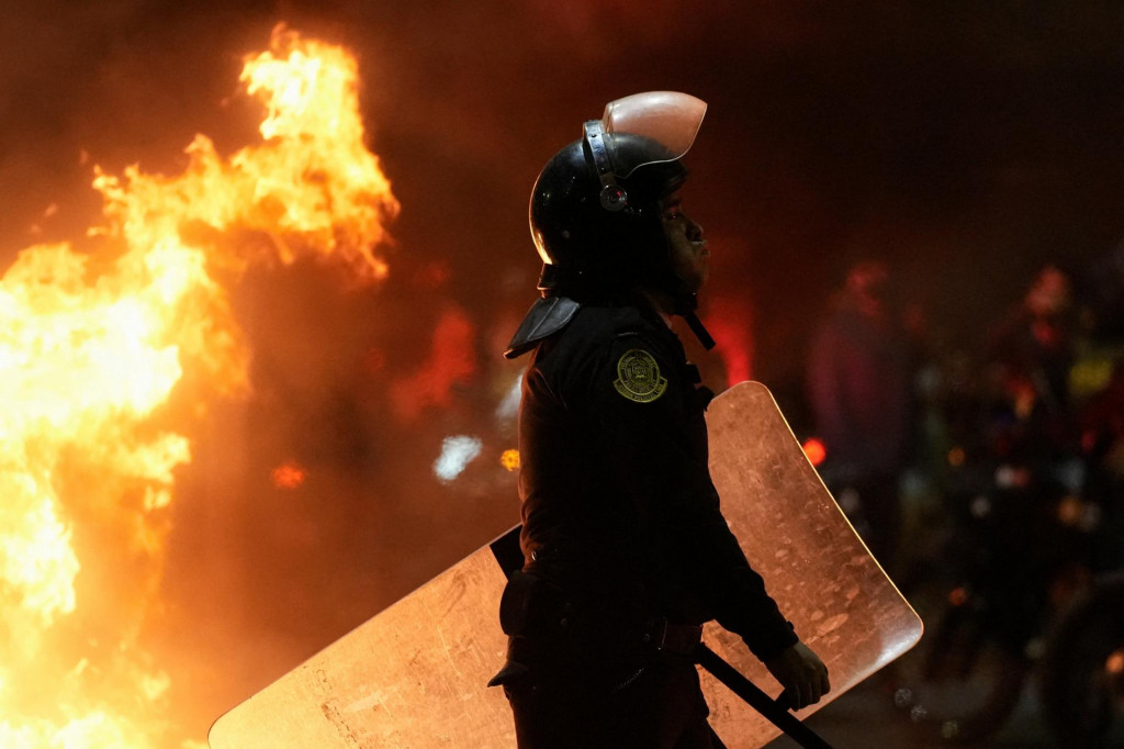 Skupinky demonštrantov hádzali na políciu kamene či zápalné fľaše, na čo tá reagovala slzotvorným plynom. FOTO: REUTERS