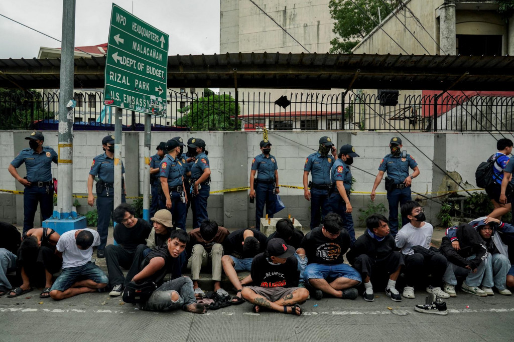 Prevažne pokojnú demonštráciu, na ktorej sa zúčastnili aj rodiny s deťmi, aktivisti, duchovní či politici, narušili a čiastočne zatienili pouličné nepokoje. FOTO: REUTERS