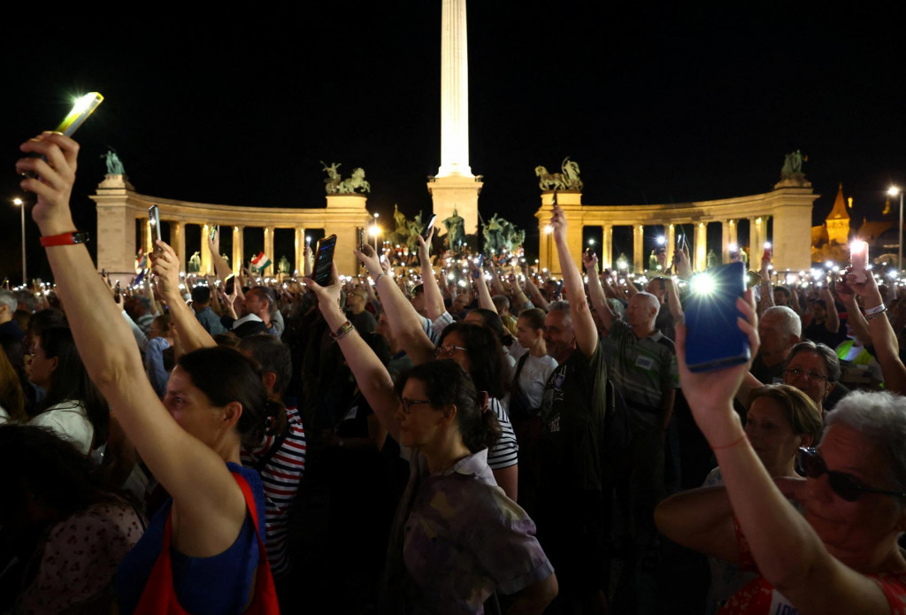 Protestujúci v Budapešti. FOTO: Reuters