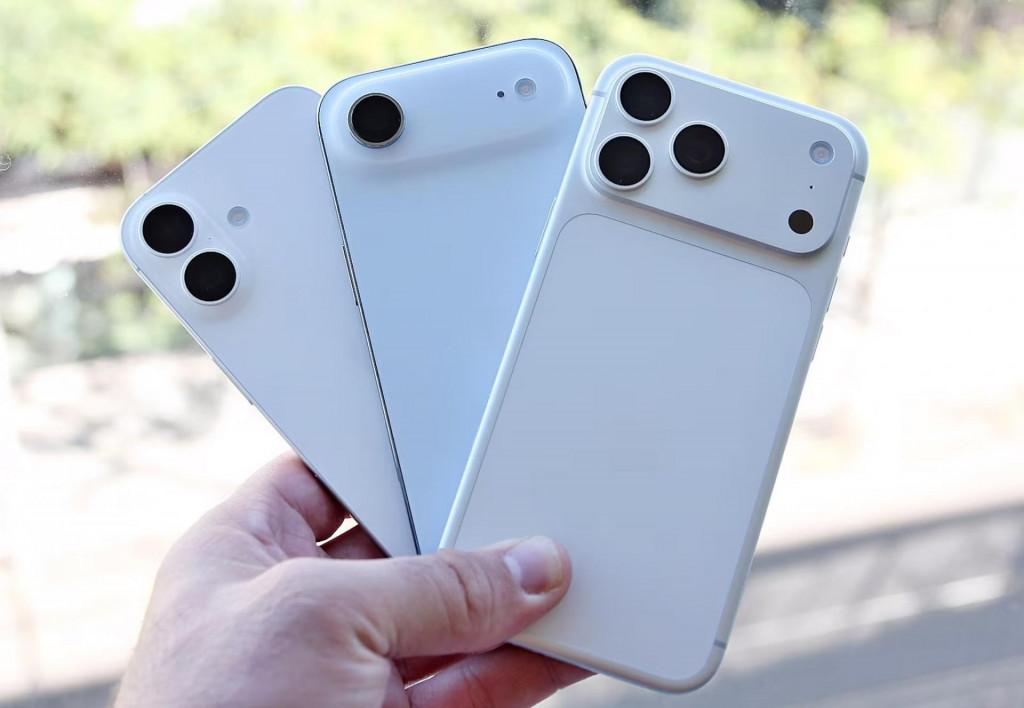 Na snímke zľava Apple iPhone 17, iPhone Air a iPhone 17 Pro Max.