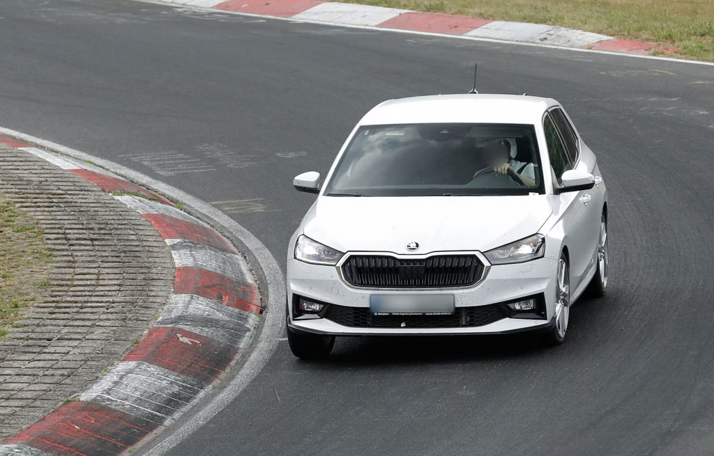 Prototyp priostrenej Škody Fabia na Nürburgringu