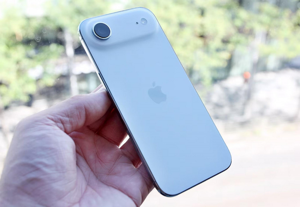 Tenký smartfón iPhone Air je prekvapivo odolný.