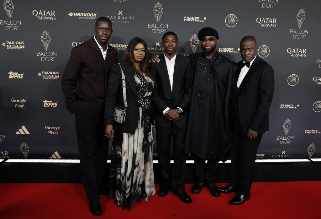 Víťaz Zlatej lopty Ousmane Dembele pózuje s rodinou. FOTO: REUTERS