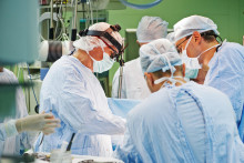 Chirurgovia v spolupráci s urológom dokázali nádor úplne odstrániť bez nutnosti vybratia ďalších orgánov.