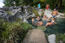 Ľudia sa kúpu v termálnom prameni Kaďa v obci Liptovský Ján v okrese Liptovský Mikuláš. FOTO: TASR/Daniel Stehlík
