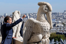 Francúzsky prezident Emmanuel Macron sa na zábere z 19. septembra pozerá na paríž z novorekonšruovanej veže katedrály Notre-Dame poškodenej pri masívnom požiari z roku 2019