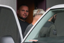 Extrémista Daniel Bombic odchádza v sprievode eskorty zo Špecializovaného trestného súdu v Pezinku. FOTO: TASR/Jaroslav Novák