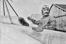 Francúzsky pilot, priekopník leteckej akrobacie a vojnový hrdina Adolphe Pégoud (1889 – 1915)