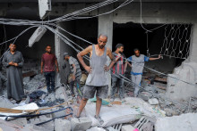 Palestínsky muž si prezerá miesto izraelských útokov na domy v utečeneckom tábore. FOTO: Reuters