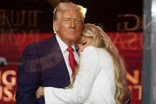 Donald Trump a Erika Kirková počas vystúpenia na piete za Charlieho Kirka. FOTO: AP