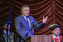 Premiér Robert Fico vystupuje s prejavom počas slávnostného otvorenia nového akademického roka na Prešovskej univerzite v Prešove. FOTO: TASR/Veronika Mihaliková