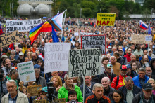Na snímke ľudia sa účastnia opozičného protestu proti konsolidácii v Bratislave v utorok 23. septembra 2025. FOTO: TASR/Jaroslav Novák