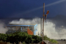 Obrovská vlna narazila na stavbu počas toho, ako supertajfún Ragasa priniesol dážď do regiónu Orchid Island v okrese Taitung na Taiwane. FOTO: REUTERS