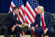 Americký prezident Donald Trump a francúzsky prezident Emmanuel Macron počas stretnutia na 80. zasadnutí Valného zhromaždenia Organizácie Spojených národov (OSN) v New Yorku. FOTO: TASR/AP