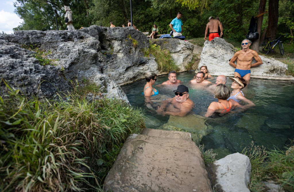 Ľudia sa kúpu v termálnom prameni Kaďa v obci Liptovský Ján v okrese Liptovský Mikuláš. FOTO: TASR/Daniel Stehlík