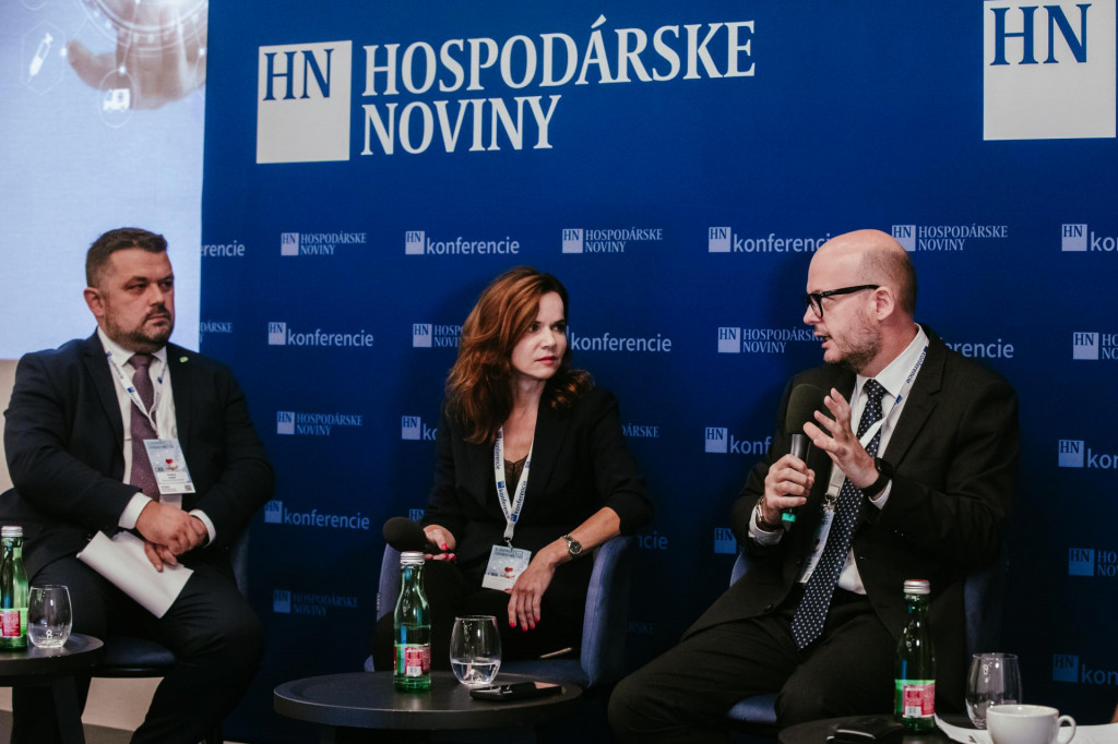 Odborníci doc.Peter Jackuliak, PharmDr. Ondrej Sukeľ a JUDr. Katarína Fedorová diskutovali o liekovej politike na konferencii Slovenské zdravotníctvo 2025.