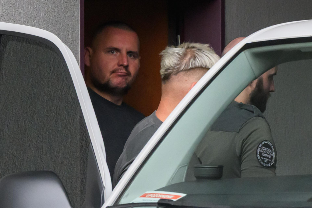 Extrémista Daniel Bombic odchádza v sprievode eskorty zo Špecializovaného trestného súdu v Pezinku. FOTO: TASR/Jaroslav Novák