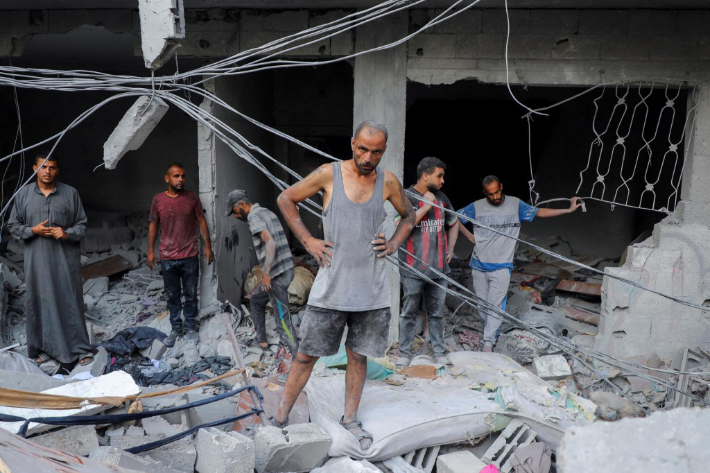 Palestínsky muž si prezerá miesto izraelských útokov na domy v utečeneckom tábore. FOTO: Reuters